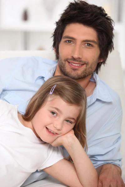Padre e figlia si rilassano su un divano — Foto Stock