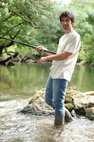 Muž rybaření v proudu — Stock fotografie