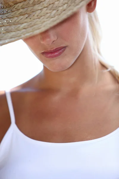 Donna con cappello di paglia — Foto Stock