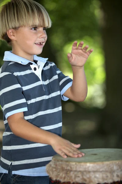 Παιδί που παίζει με τύμπανα — Φωτογραφία Αρχείου