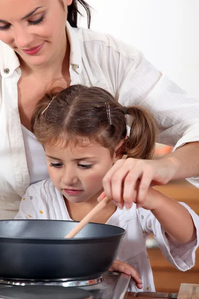 Bir annenin kızına yemek yapmayı öğretme. — Stok fotoğraf