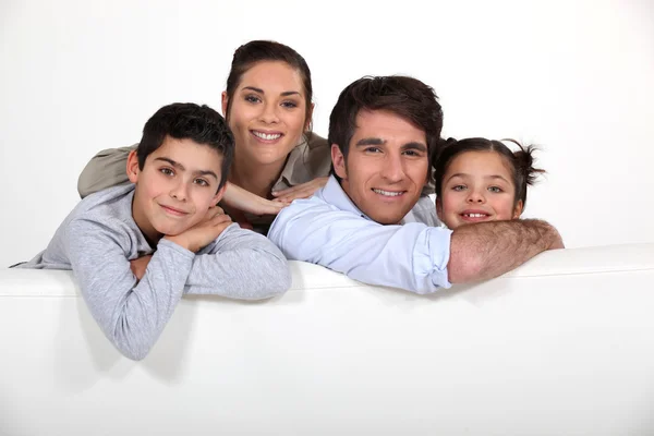 Junge Familie mit einem Brett, das für Ihr Image leer bleibt — Stockfoto