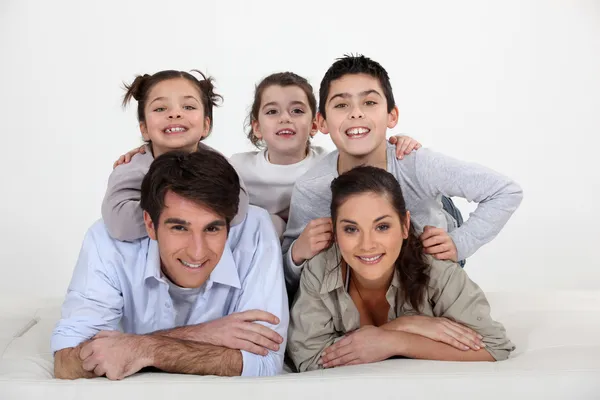 Portret młodej rodziny — Zdjęcie stockowe