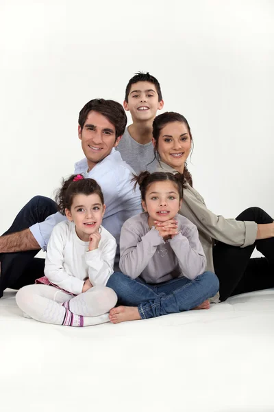Famille avec trois enfants — Photo