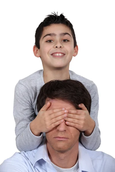 Criança cobrindo os olhos do pai — Fotografia de Stock