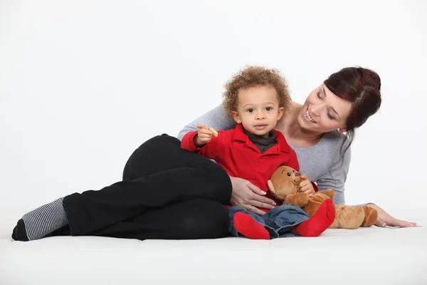 Frau spielt mit ihrem Kind — Stockfoto