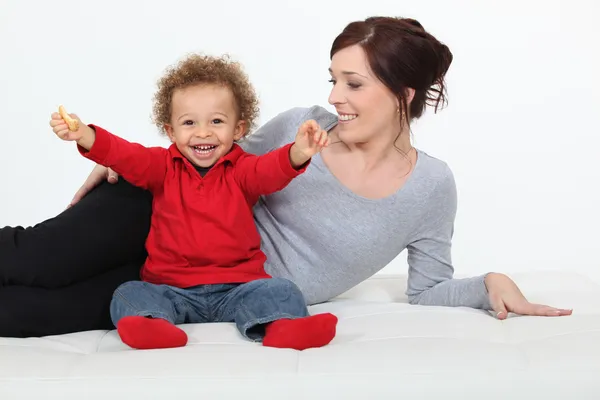 Glad mamma med blandad ras barn — Stockfoto