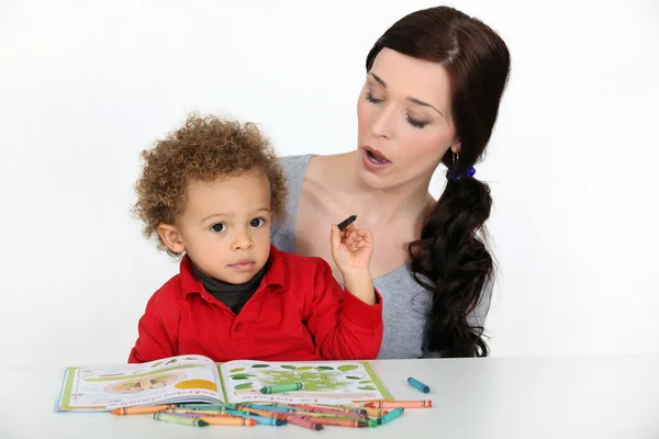 Una madre enseñando a su hijo a dibujar . —  Fotos de Stock