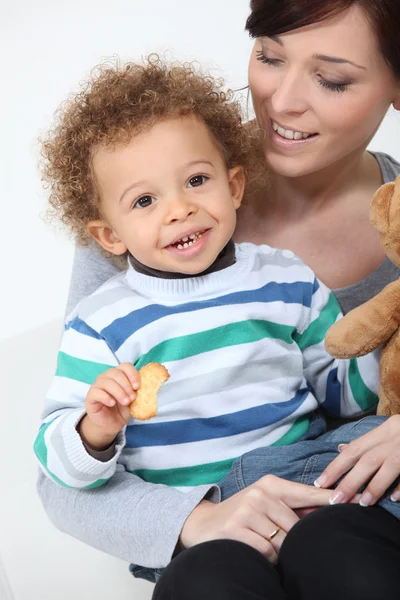 Kleiner Junge mit Teddy und Keks — Stockfoto