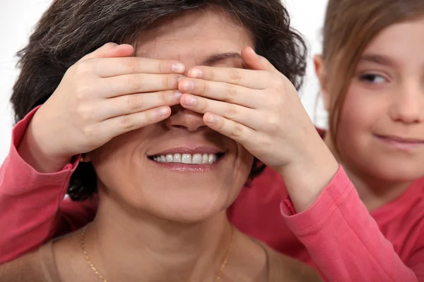 Barnbarn som täcker grandmas ögon — Stockfoto