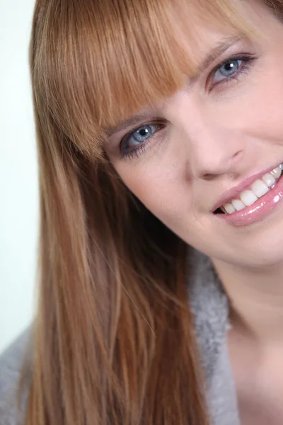 Head-shot av leende kvinna — Stockfoto