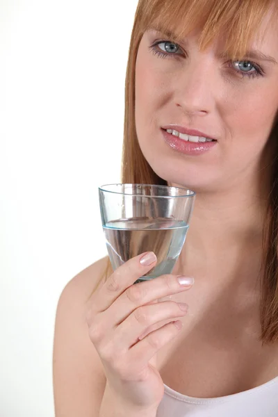 Ruiva com um copo de água — Fotografia de Stock
