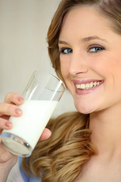 Donna che beve un bicchiere di latte — Foto Stock