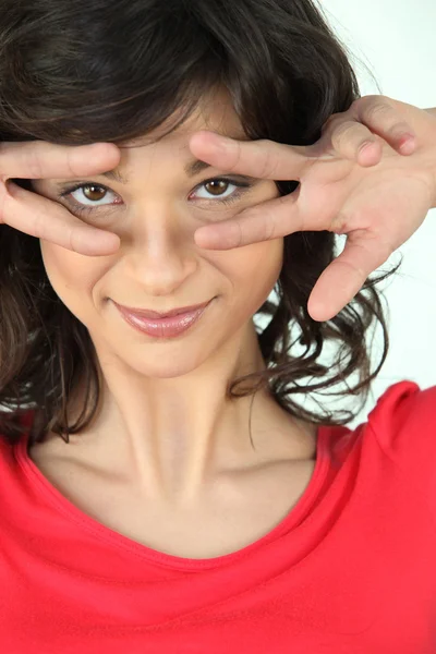 Frau bedeckt ihr Gesicht mit V-Geste — Stockfoto