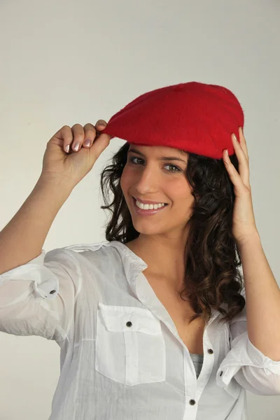 赤いベレー帽身に着けている女性 — ストック写真
