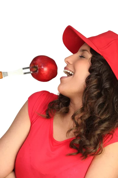 Mujer comiendo una manzana roja — Foto de Stock