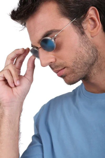 Muž s modré sluneční brýle — Stock fotografie