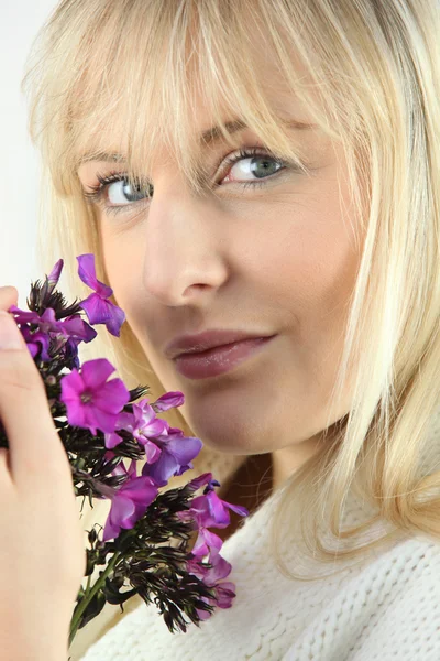 Blondynka kobietę z gałązką fioletowy dzikich kwiatów — Zdjęcie stockowe