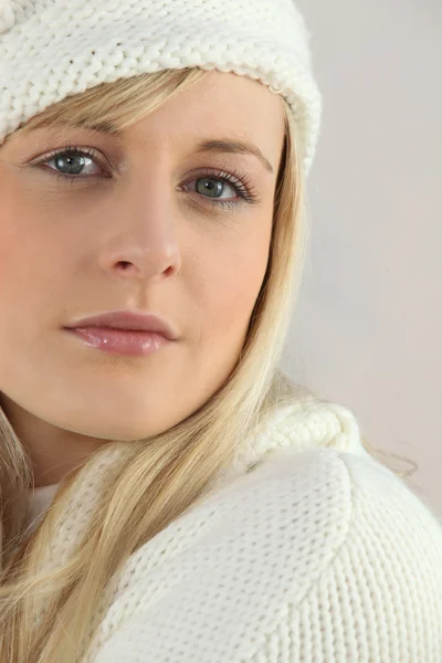 젊은 금발 여자 겨울 모자를 쓰고 — 스톡 사진
