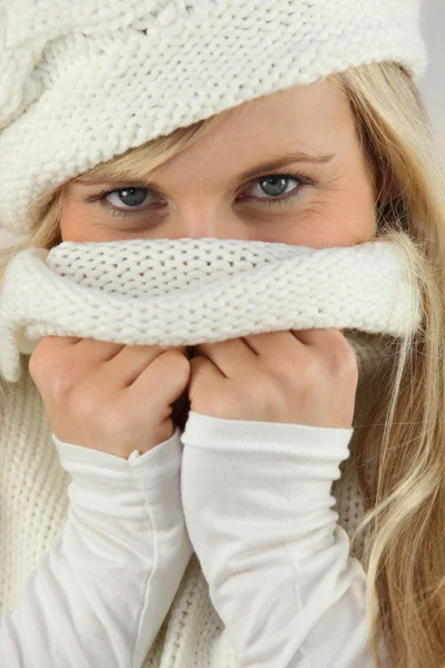 Ragazza che copre il suo viso con maglia collo — Foto Stock