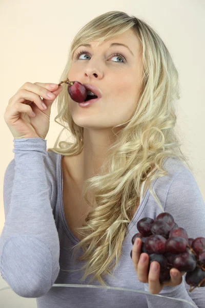 Vrouw druiven eten — Stockfoto
