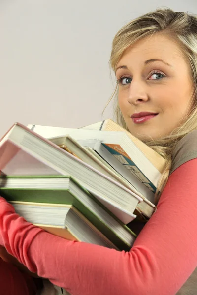 Femme avec pile de livres — Photo