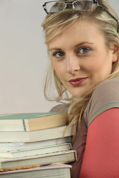 Donna con mucchio di libri — Foto Stock