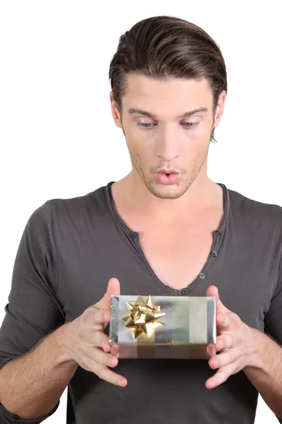 Человек держит сюрприз подарок — стоковое фото
