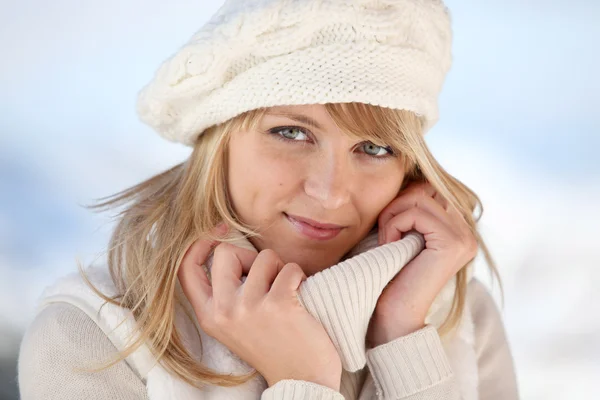 Blond kvinna som bär vinter tröja och mössa — Stockfoto