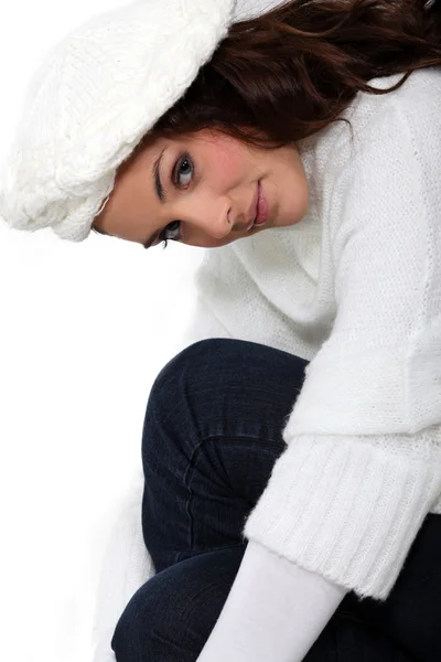 Bella giovane donna che indossa vestiti di lana — Foto Stock