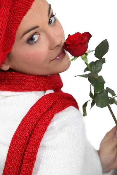 Kobieta gospodarstwa jedną czerwoną różą — Zdjęcie stockowe