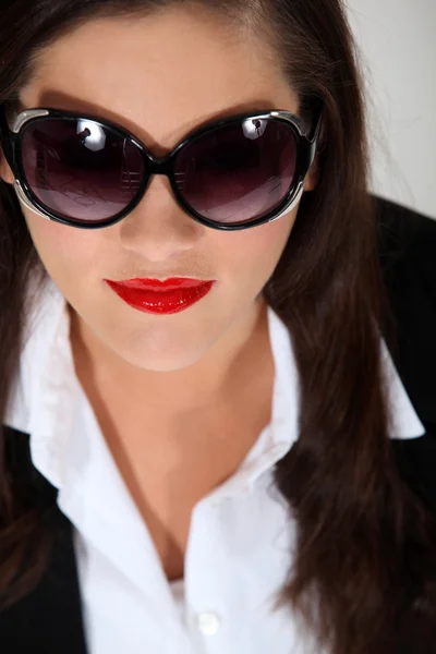 Kvinna som bär bugg-eye solglasögon — Stockfoto
