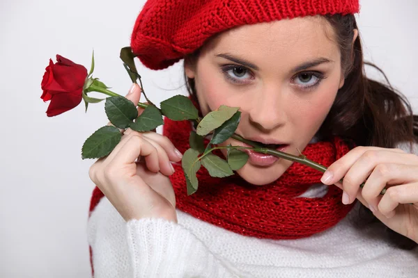 Brunetka z różą w jej ustach — Zdjęcie stockowe