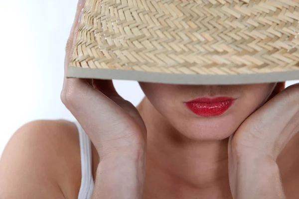Mulher bonita usando um chapéu de verão — Fotografia de Stock