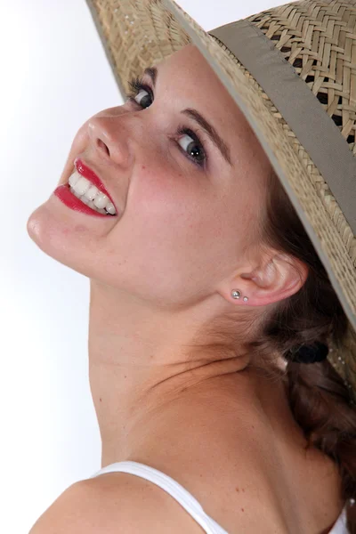 Mutlu kadın giyiyor hasır şapka — Stok fotoğraf