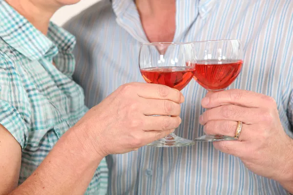 Para picia wina różowego — Zdjęcie stockowe