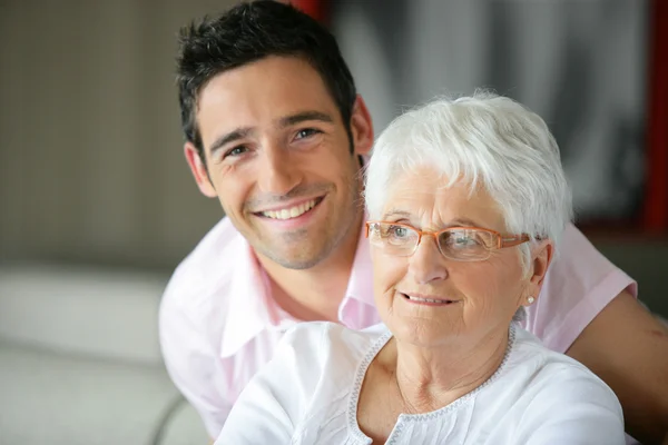Oude dame en haar kleinzoon tijd samen doorbrengen — Stockfoto