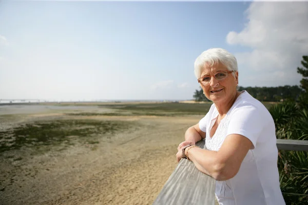 海の景色と年配の女性 — ストック写真