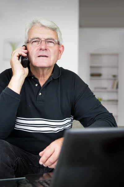 Senior man op de telefoon — Stockfoto
