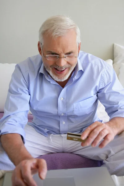 Starszy mężczyzna zakupy on-line — Zdjęcie stockowe
