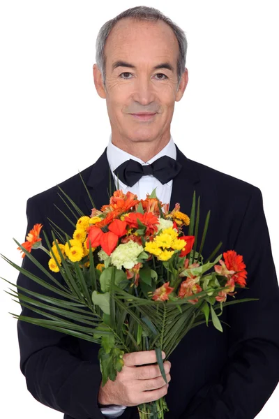 Monsieur senior tenant un bouquet — Photo