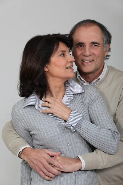 Una coppia di mezza età che si abbraccia . — Foto Stock