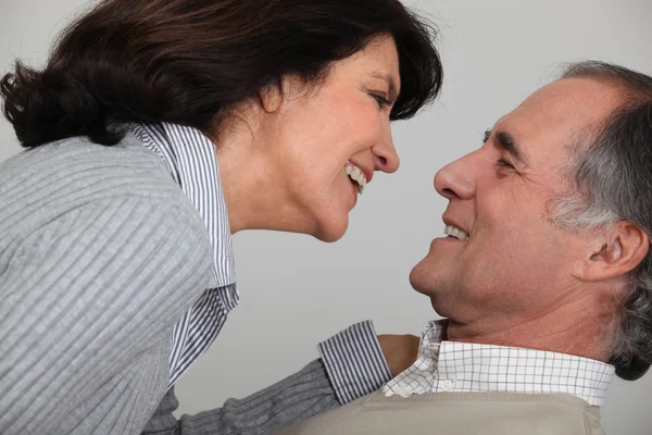 Ouder paar samen lachen — Stockfoto