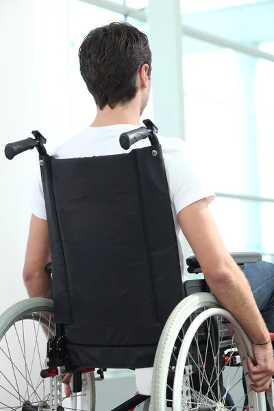 Mann im Rollstuhl — Stockfoto