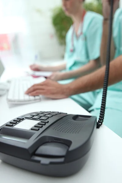 Sjukhus personal svarande telefon — Stockfoto
