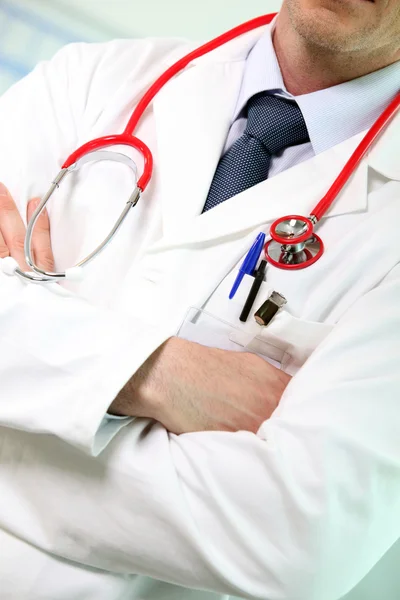 Bijgesneden shot van een arts dragen een stethoscoop — Stockfoto