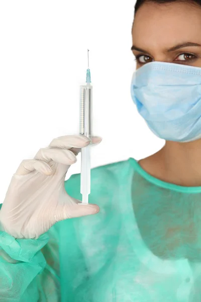 Enfermeira segurando uma injeção — Fotografia de Stock