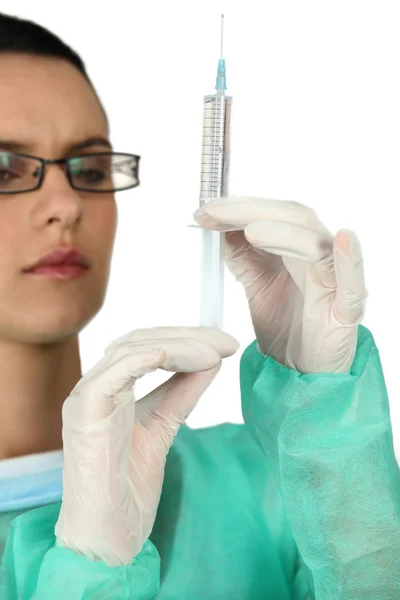 Enfermeira que prepara a injeção — Fotografia de Stock