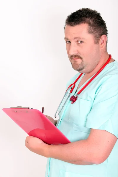 Молодий чоловік лікар тримає кліп-борд — стокове фото