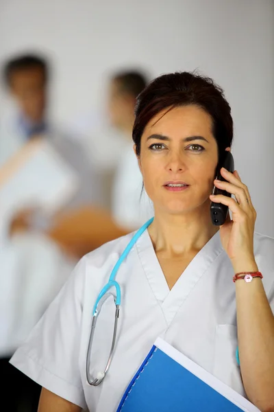 Enfermera haciendo una llamada importante — Foto de Stock
